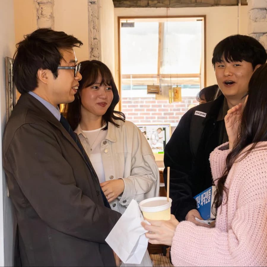 여러 나라의 말이 한 공간에 모인 저녁, 코니스에서 《내가 만난 외국인들》을 만나다
